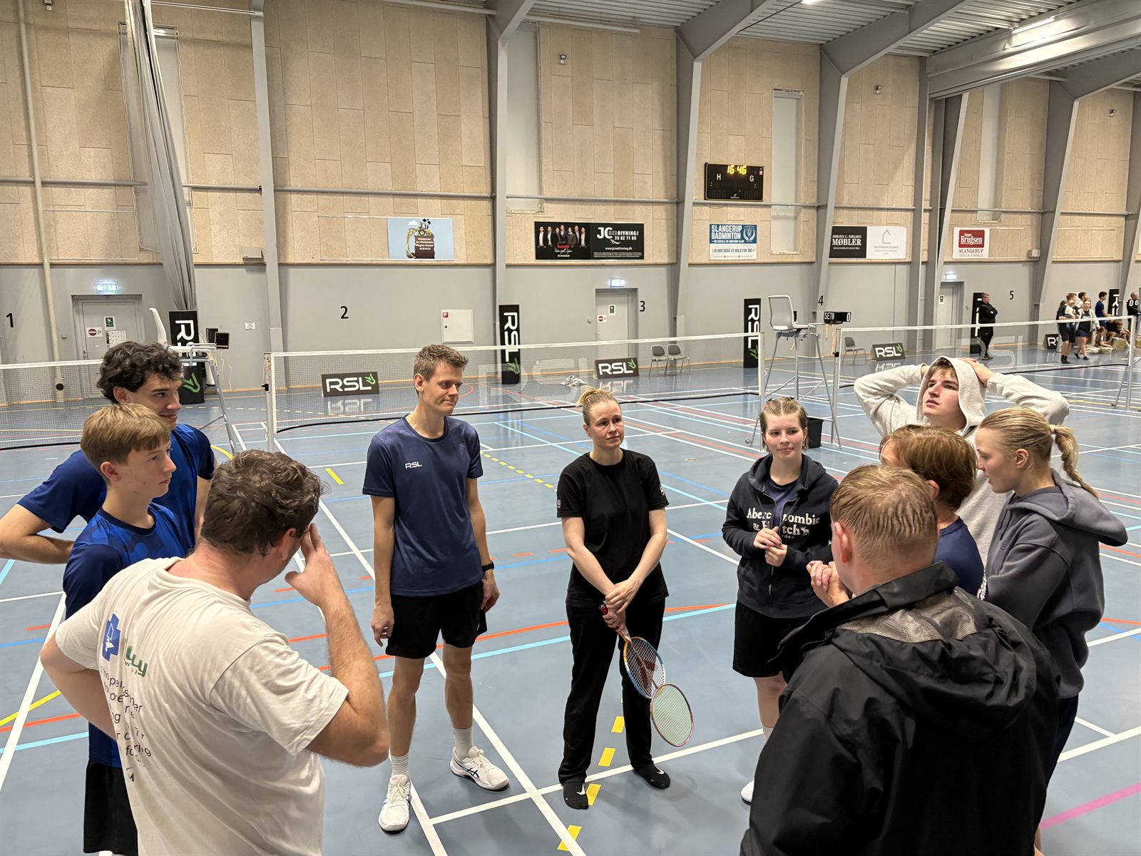Gribskov-spillerne samlet til en snak på banen mellem kampene